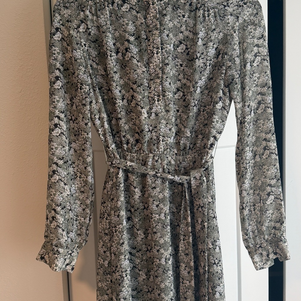 Dresses - Picture 2 of 3